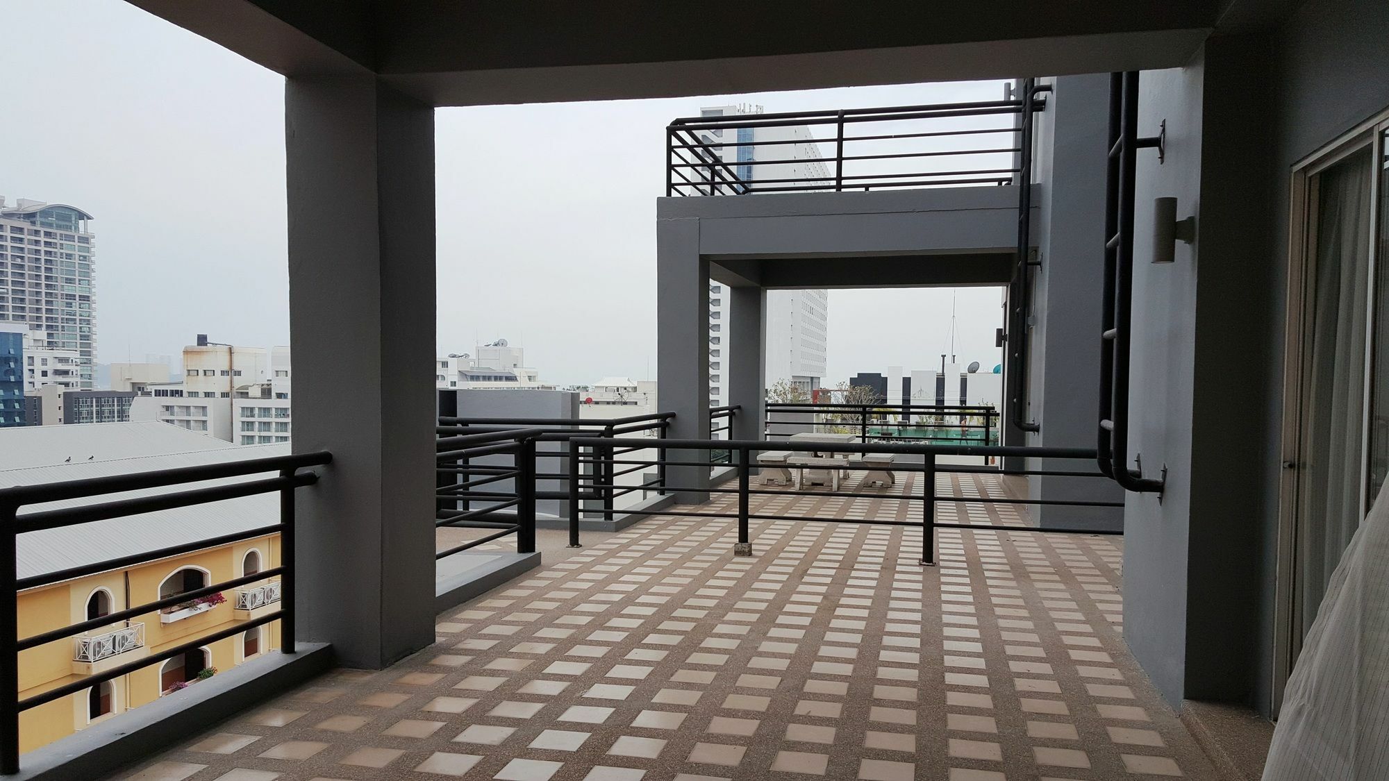 เพลิน เพลซ เรสซิเดนซ์ โรงแรม 3*